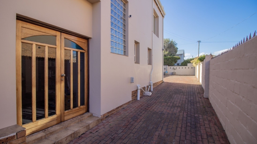 5 Bedroom Property for Sale in Sandbaai Western Cape